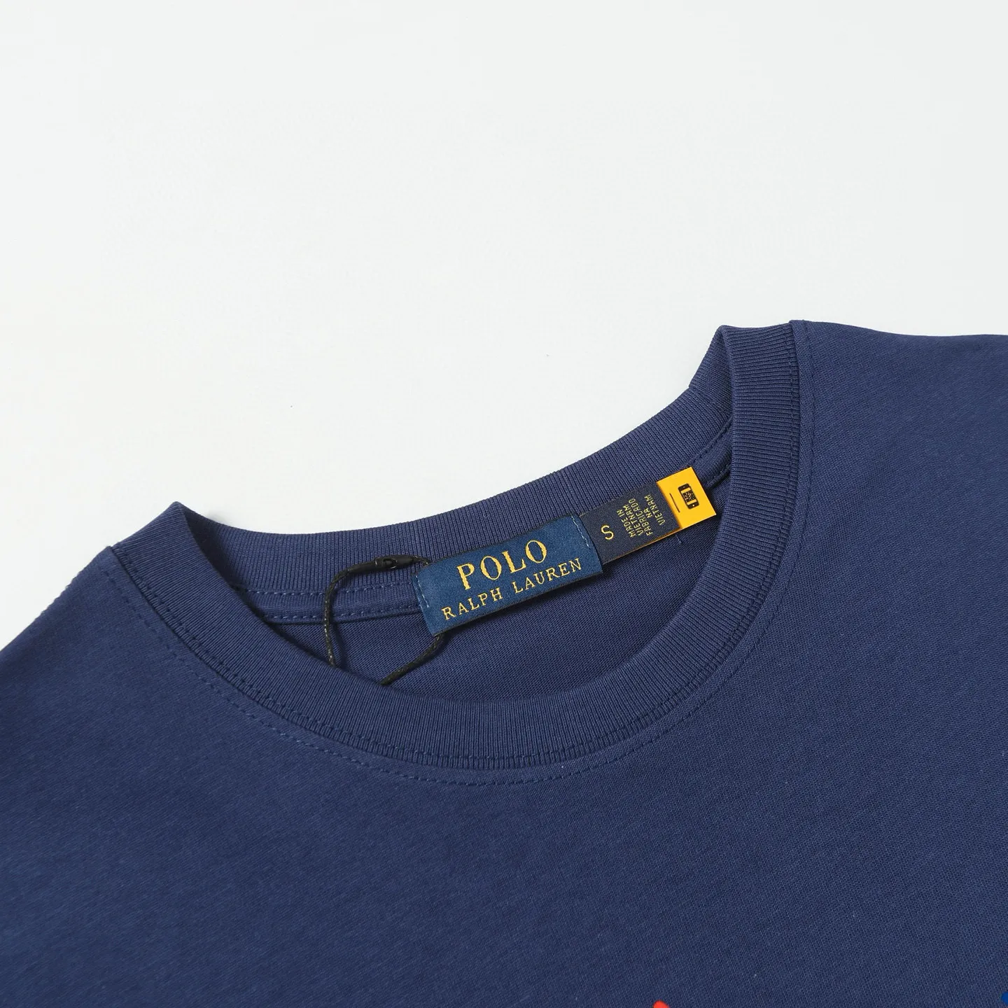P130 Style number: 657 Ralph Lauren/Ralph Lauren 2025 new summer pure cotton 240g silicone Polo embossed round neck T-shirt. The main LOGO on the neck has a QR code mark, which can be scanned for verification. It uses 3D silicone three-dimensional English letter logo embossing to distinguish low-quality products on the market. 32 counts, 240g hydrophilic toner, 100% cotton fabric, comfortable and soft, highly breathable, focusing on high-end cost-effectiveness, needless to say good quality. Available in a variety of colors, both boys and girls can try this genderless style, giving them a yuppie tone in no time. Immerse yourself in your leisurely style, and have your own style in retro. Natural, vivid and very French romantic feelings, perfectly integrating youthful atmosphere and trend. Color: white, navy blue, light green Size: S-xL S Shoulder width 44 Bust 104 Sleeve length 23 Clothing length 72 M Shoulder width 45 Bust 108 Sleeve length 24 Clothing length 74 L Shoulder width 46 Bust 112 Sleeve length 25 Clothing length 76 xL Shoulder width 47 Bust 116 Sleeve length 26 Clothing length 78